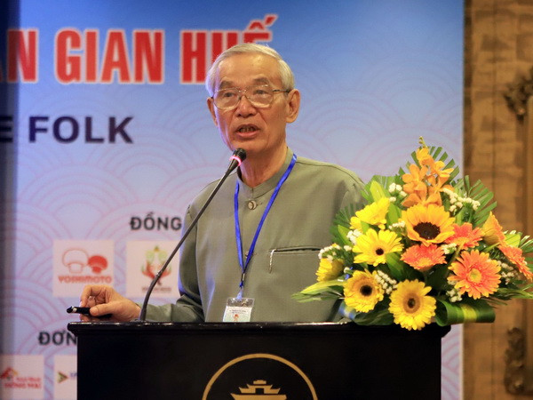 Ông Nguyễn Nhã, nguyên Viện trưởng Viện nghiên cứu Ẩm thực Việt Nam phát biểu tham luận 'Ẩm thực Cung đình, Dân gian Huế sống mãi với thời gian.' (Ảnh: Hoàng Hùng/TTXVN) Ẩm thực cung đình và dân gian Huế kết hợp du lịch vươn ra thế giới ảnh 2