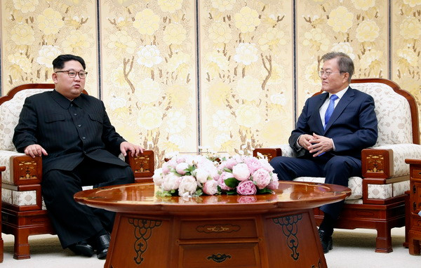 Nhà lãnh đạo Triều Tiên Kim Jong-un (trái) và Tổng thống Hàn Quốc Moon Jae-in tại cuộc gặp ở làng đình chiến Panmunjeom. (Nguồn: Yonhap/TTXVN) Hàn Quốc-Triều Tiên thảo luận vấn đề công dân Nhật Bản bị bắt cóc ảnh 1