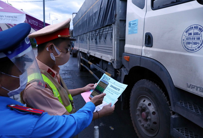 Hà Nội siết chặt kiểm tra người, phương tiện ra, vào thành phố ảnh 1