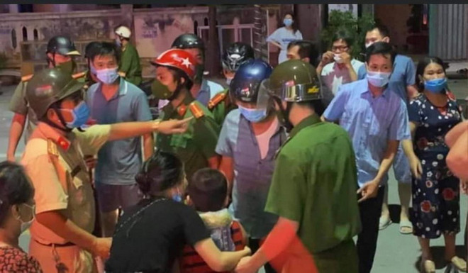 Bé trai được công an tìm thấy bàn giao cho gia đình. (Nguồn: nguoilaodong) Thanh Hóa: Giải cứu bé trai nghi bị các đối tượng bắt cóc ảnh 1