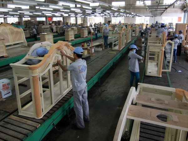 Sản xuất đồ gỗ nội thất gia dụng cao cấp xuất khẩu. (Ảnh: Vũ Sinh/TTXVN) Thương mại song phương Việt Nam-Canada trên đà khởi sắc ảnh 1