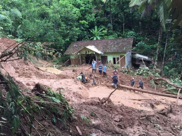 Indonesia: Hàng nghìn người phải sơ tán do lũ lụt và lở đất ảnh 1