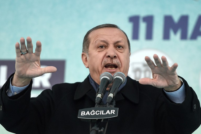 Tổng thống Thổ Nhĩ Kỳ Erdogan đã dọa sẽ trả đũa Hà Lan. (Nguồn: AFP) Tổng thống Thổ Nhĩ Kỳ gọi Hà Lan là phátxít, dọa trả đũa ngoại giao ảnh 1