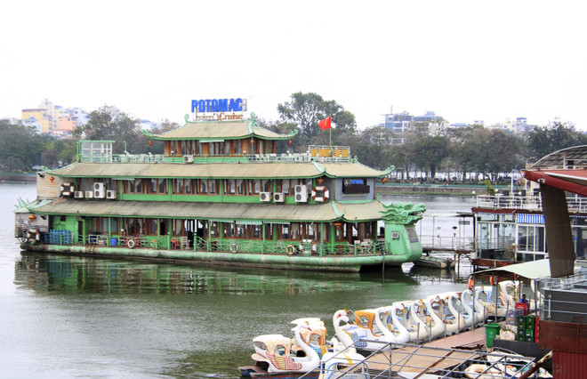 Nhiều phương tiện đường thủy và nhà nổi vẫn neo đậu tại Hồ Tây ảnh 1