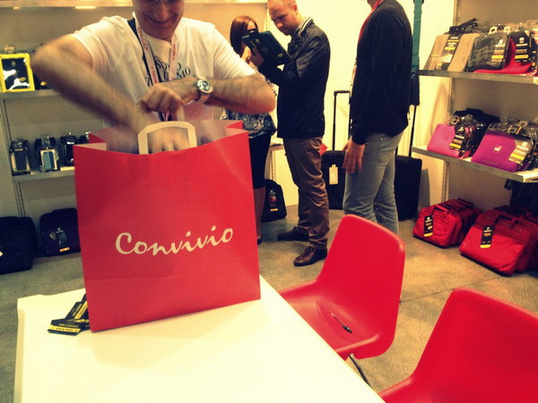 Các hãng thời trang Italy giảm giá gây quỹ chống AIDS ảnh 1