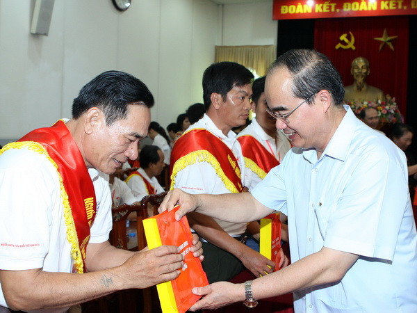 Gặp mặt 100 đại biểu tiêu biểu về hiến máu tình nguyện 2014 ảnh 1