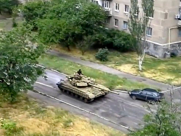 NATO công bố ảnh vệ tinh "tố" Nga đưa xe tăng vào Ukraine ảnh 1