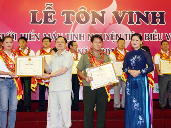 Lễ tôn vinh 100 người hiến máu tiêu biểu Việt Nam năm 2014 ảnh 1