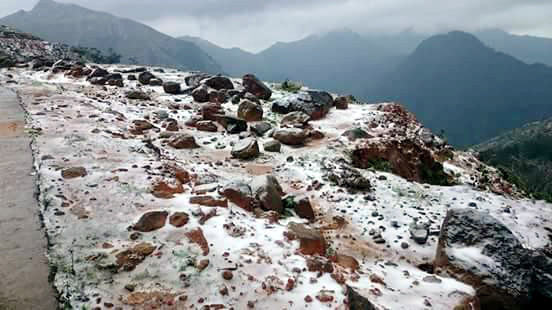 Dạo chơi ngắm tuyết, hơn 200 du khách mắc kẹt trên đỉnh Mẫu Sơn ảnh 1