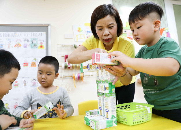 Học sinh trường Mẫu giáo Mầm non A, quận Hoàn Kiếm trong giờ học trước khi có dịch COVID-19. (Ảnh: Thanh Tùng/TTXVN) Hà Nội ban hành 2 Nghị quyết về giáo dục đúng quy định, kịp thời ảnh 1