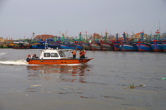 Bộ chỉ huy Bộ đội Biên phòng tỉnh Bình Định kêu gọi ngư dân neo đậu tàu thuyền để tránh bão số 6. (Ảnh: Nguyên Linh/TTXVN) Bão số 6: Không để "thiệt hại kép" trong bối cảnh dịch bệnh ảnh 2