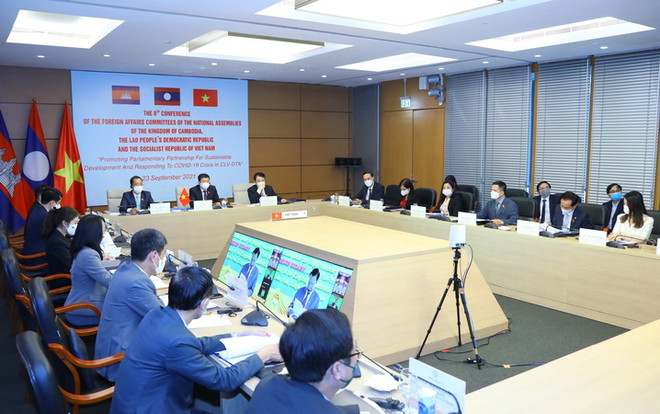 Đoàn đại biểu Ủy ban Đối ngoại của Quốc hội Việt Nam do ông Vũ Hải Hà, Chủ nhiệm Ủy ban làm Trưởng đoàn dự tại điểm cầu Hà Nội. (Ảnh: Nguyễn Điệp/TTXVN) Ủy ban Đối ngoại QH Campuchia-Lào-Việt Nam kêu gọi chia sẻ vaccine ảnh 1