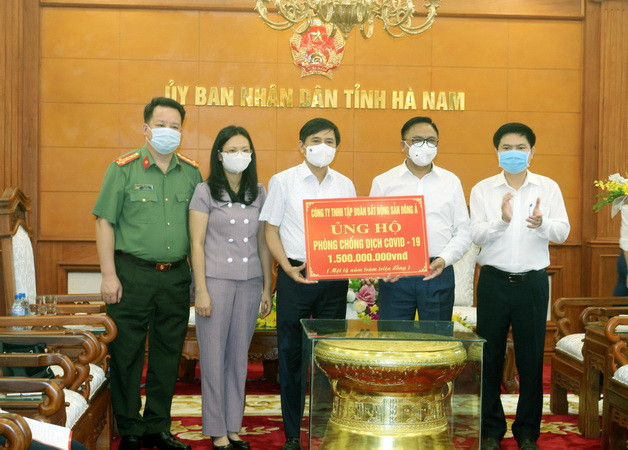 Công ty TNHH tập đoàn bất động sản Đông Á ủng hộ tỉnh Hà Nam 1,5 tỷ đồng để phòng, chống dịch COVID-19. (Ảnh: Nguyễn Chinh/TTXVN) Quỹ vaccine phòng COVID-19 tiếp nhận được hơn 8.692 tỷ đồng ảnh 1
