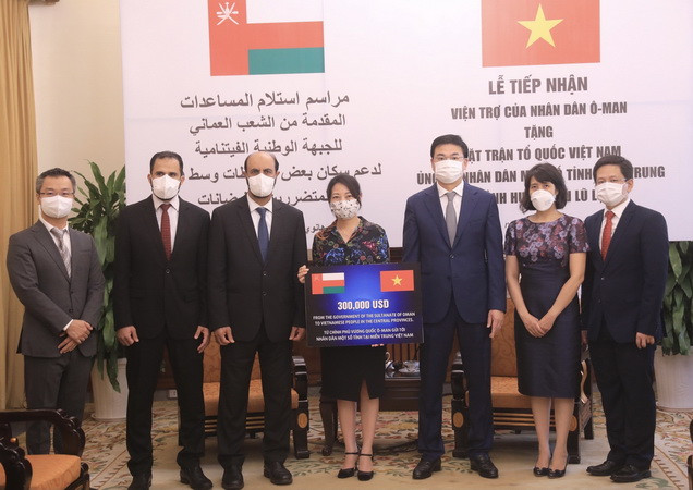 Thứ trưởng Ngoại giao Phạm Quang Hiệu và đại diện ủy ban Trung ương MTTQ Việt Nam tiếp nhận viện trợ. (Ảnh: Lâm Khánh/TTXVN) Tiếp nhận viện trợ của Oman ủng hộ miền Trung bị ảnh hưởng lũ lụt ảnh 1