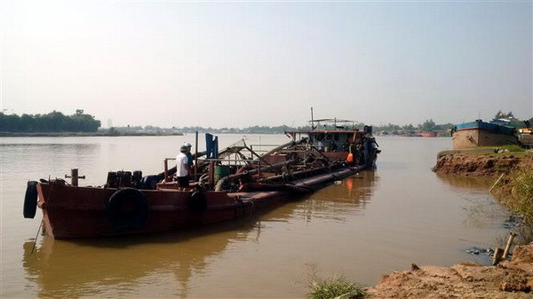 Hải Dương bắt giữ tàu hút cát trái phép trên sông Thái Bình ảnh 1