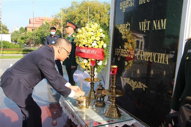 Đại sứ quán Việt Nam tại Campuchia đặt vòng hoa tại Đài Hữu nghị ảnh 1