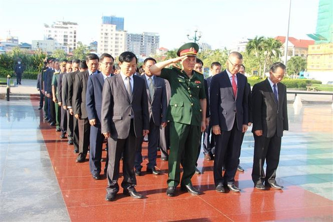 Đại sứ quán Việt Nam tại Campuchia đặt vòng hoa tại Đài Hữu nghị ảnh 2