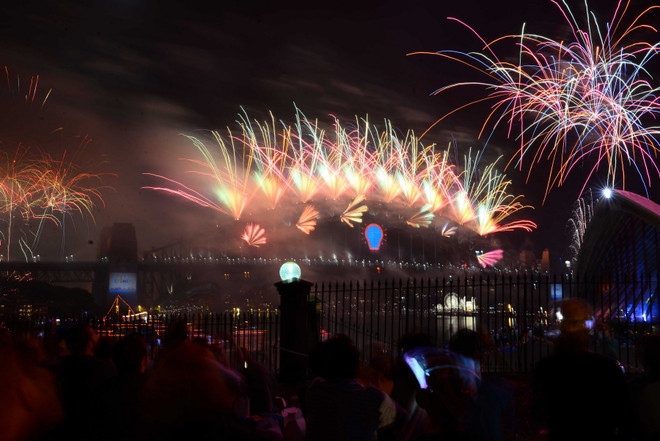 [Photo] Lung linh màn trình diễn pháo hoa đón Năm mới tại Sydney ảnh 5