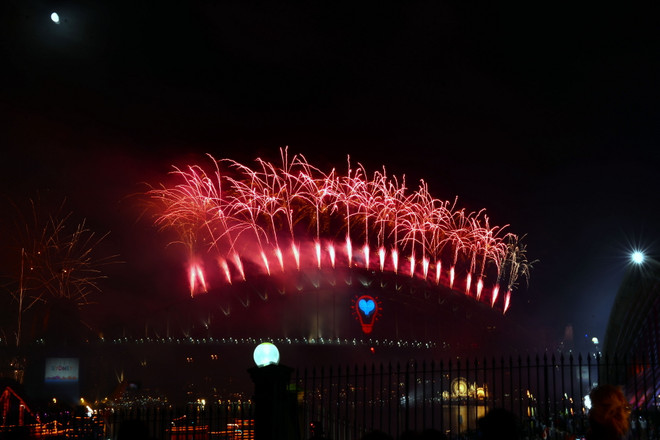 [Photo] Lung linh màn trình diễn pháo hoa đón Năm mới tại Sydney ảnh 6
