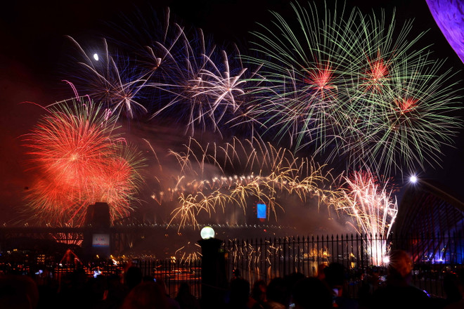 [Photo] Lung linh màn trình diễn pháo hoa đón Năm mới tại Sydney ảnh 7
