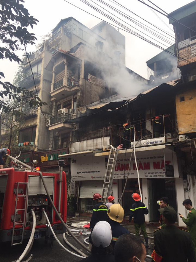 Hà Nội: Đã khống chế đám cháy lớn trên phố Bát Đàn ảnh 3