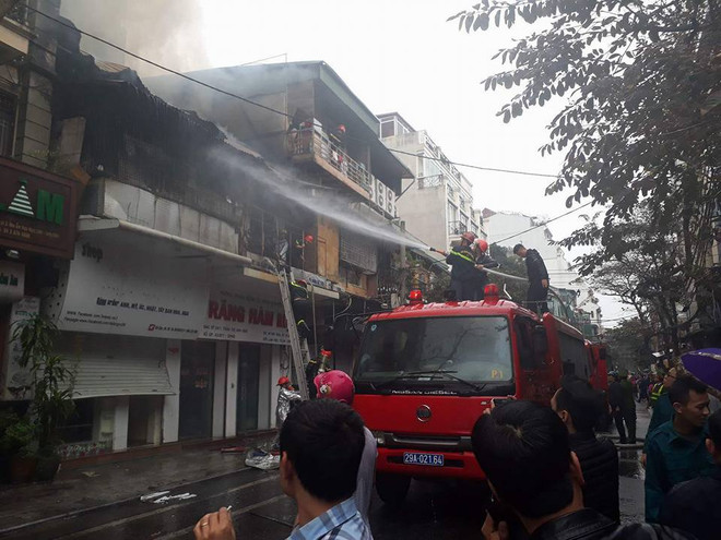 Hà Nội: Đã khống chế đám cháy lớn trên phố Bát Đàn ảnh 4