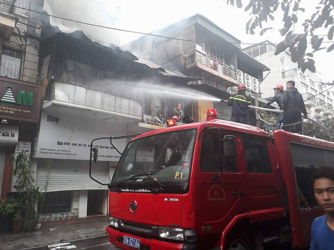 Hà Nội: Đã khống chế đám cháy lớn trên phố Bát Đàn ảnh 1
