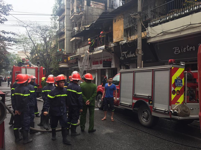 Hà Nội: Đã khống chế đám cháy lớn trên phố Bát Đàn ảnh 2