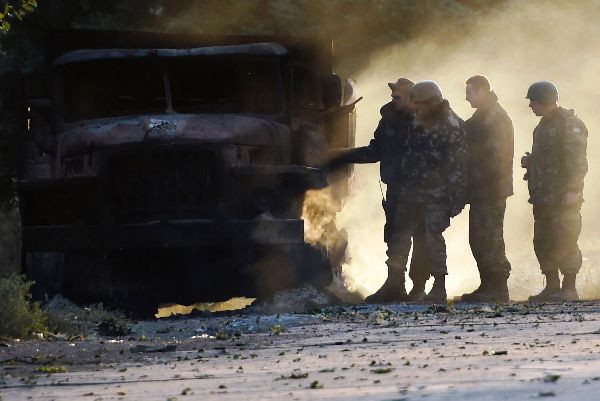 Tổng thống Ukraine xác nhận phe ly khai trao trả 1.200 tù binh ảnh 1