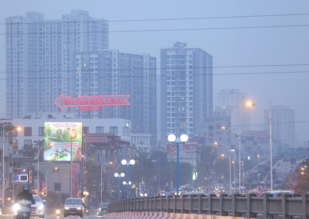 Khu đô thị Times city Minh Khai chìm trong làn sương và bụi mịn. (Ảnh: Hoàng Hiếu/TTXVN) Không khí ở miền Bắc tiếp tục ảnh hưởng xấu đến sức khỏe người dân ảnh 1