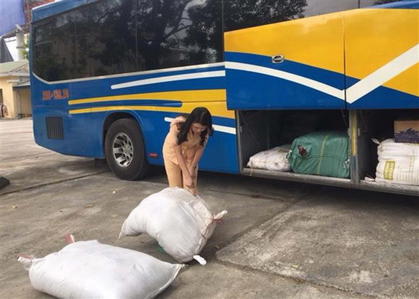 Phát hiện xe ôtô khách vận chuyển thực phẩm bốc mùi ôi thiu ảnh 1