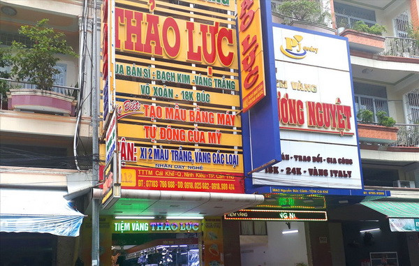 Vụ đổi 100 USD: Trả lại 20 viên kim cương, gần 20.000 viên đá nhân tạo ảnh 1