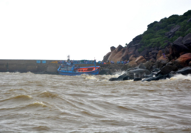 Tìm thấy 1 ngư dân tàu cá của Bình Định bị chìm trên biển còn sống ảnh 1