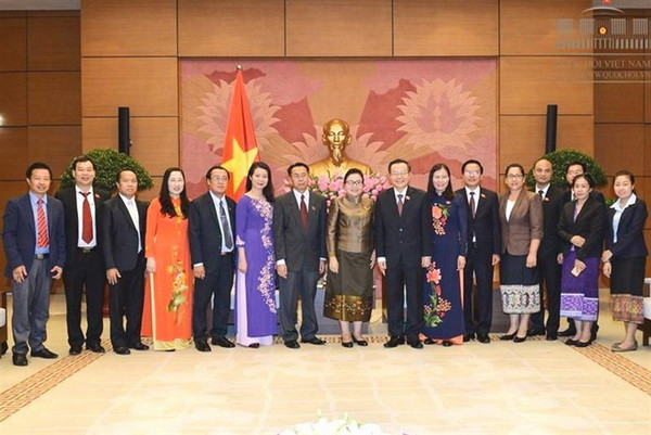 Phó Chủ tịch Quốc hội Phùng Quốc Hiển, Chủ nhiệm Ủy ban Tư pháp của Quốc hội Lào và các đại biểu tại buổi tiếp. (Nguồn: quochoi.vn) Tăng cường phối hợp giữa Ủy ban Tư pháp hai nước Việt Nam-Lào ảnh 1