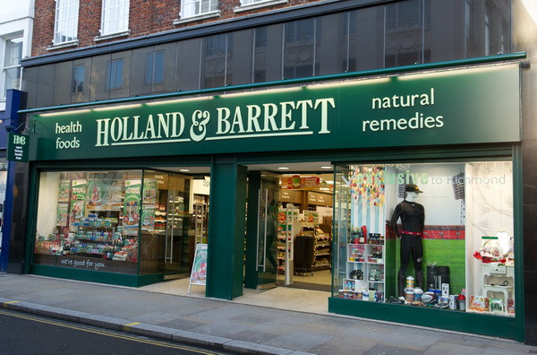 Một cửa hàng của Holland & Barrett. (Nguồn: retailtimes.co.uk) Tỷ phú Nga thâu tóm chuỗi thực phẩm chức năng lớn nhất châu Âu ảnh 1