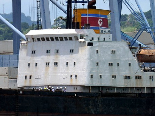 Hàn Quốc giải cứu tàu Triều Tiên chở tám thuyền viên ảnh 1