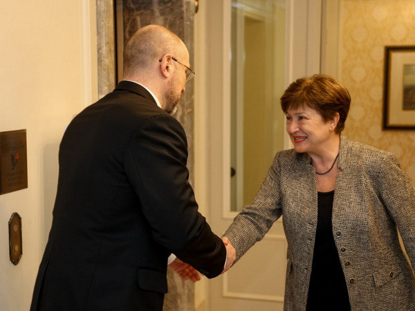 Thủ tướng Ukraine Denys Shmyhal và Tổng giám đốc IMF Kristalina Georgieva. (Nguồn: ukrinform.net) Ukraine và IMF thảo luận về chương trình hợp tác mới ảnh 1