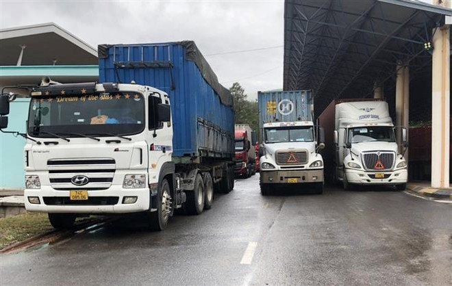 Các phương tiện vận tải hàng hóa chờ làm thủ tục thông quan tại Cửa khẩu Quốc tế Lao Bảo, tỉnh Quảng Trị. (Ảnh: Thanh Thủy/TTXVN) Phát huy vai trò cầu nối thương mại giữa hai nước Việt Nam-Lào ảnh 1