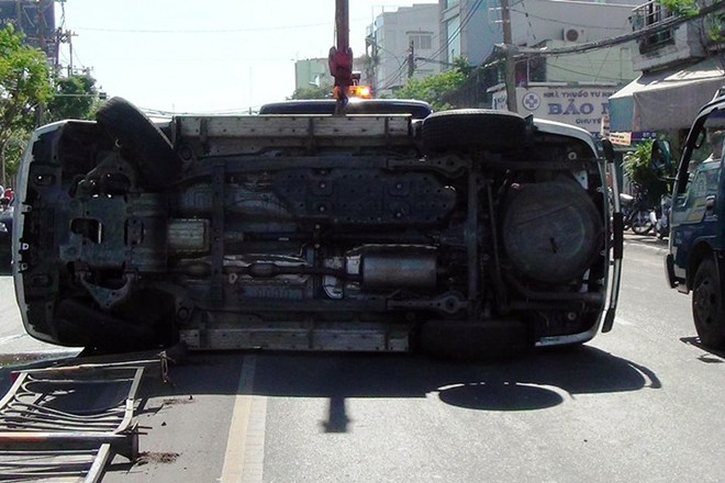 Va chạm nghiêm trọng khiến xe 7 chỗ lật nhào trên cầu Vĩnh Tuy ảnh 1
