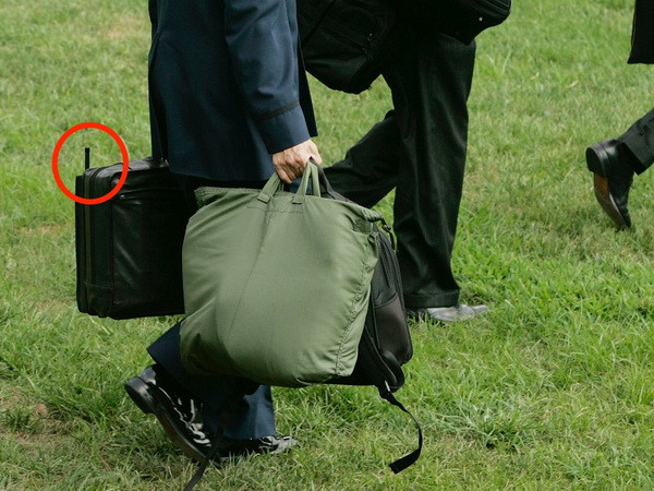 "Săm soi” chiếc cặp bí ẩn theo chân tổng thống Mỹ đi khắp nơi ảnh 2