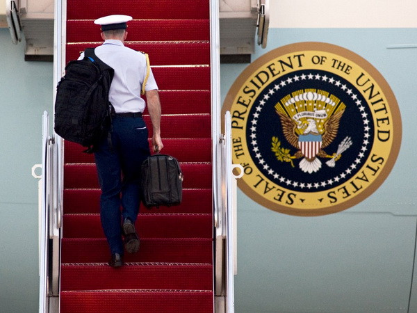 "Săm soi” chiếc cặp bí ẩn theo chân tổng thống Mỹ đi khắp nơi ảnh 1