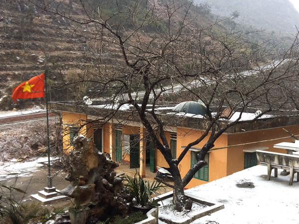 Băng giá và mưa tuyết phủ trắng Cao nguyên đá Đồng Văn ảnh 1