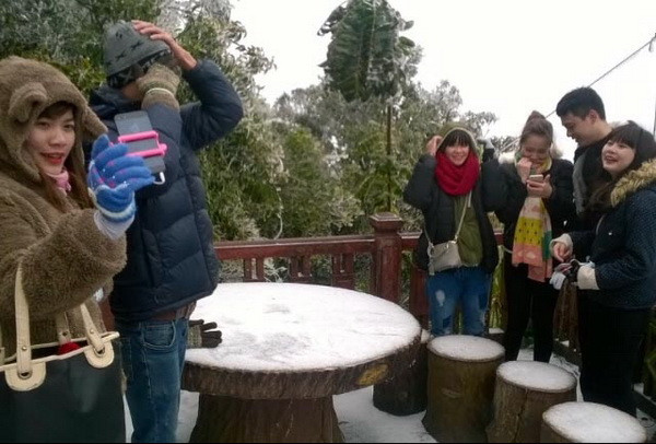 Du khách nườm nượp lên Vườn Quốc gia Ba Vì ngắm tuyết rơi ảnh 1