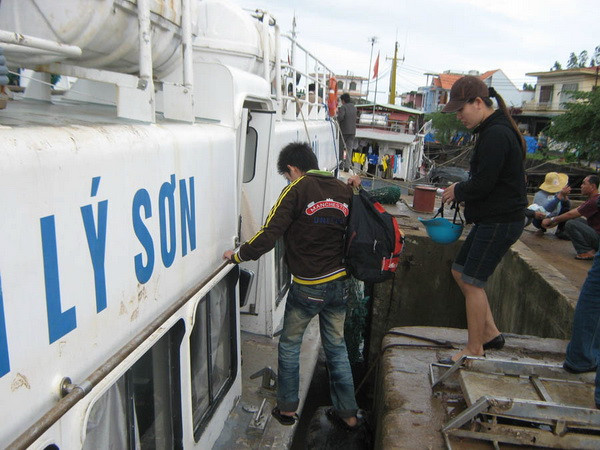 Quảng Ngãi: Nhiều du khách bị kẹt ở Lý Sơn do thời tiết xấu ảnh 1