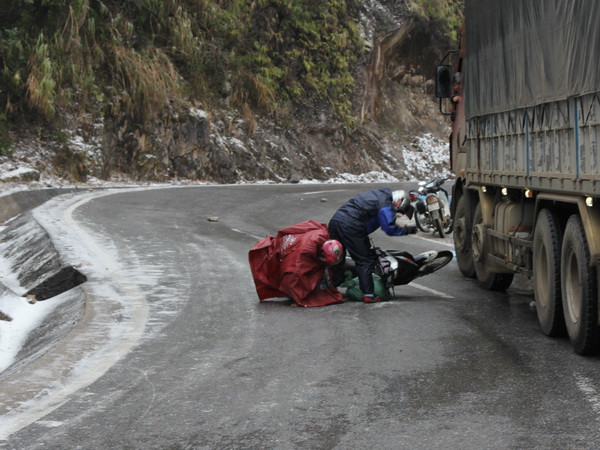 Các phương tiện không qua đèo Khau Phạ khi nhiệt độ dưới 0 độ C ảnh 1