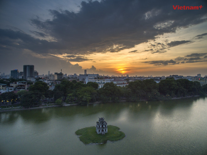 [Drone Photo] Hồ Gươm lung linh huyền ảo trong ánh nắng chiều ảnh 6