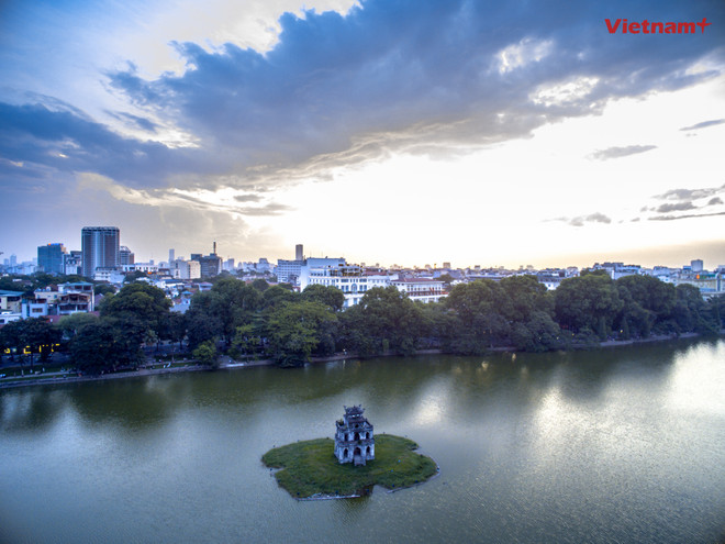 [Drone Photo] Hồ Gươm lung linh huyền ảo trong ánh nắng chiều ảnh 3