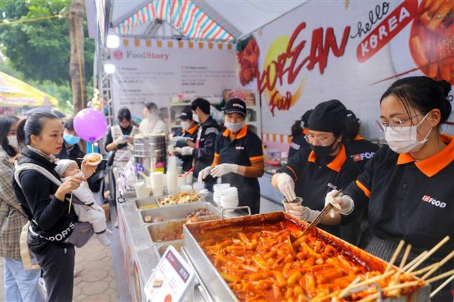 Các gian hàng ẩm thực Hàn Quốc tại một hội chợ thu hút nhiều du khách. (Ảnh: Tuấn Đức/TTXVN) Việt Nam - thị trường nhiều tiềm năng của các doanh nghiệp Hàn Quốc ảnh 2