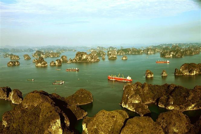 Vịnh Bái Tử Long với hàng nghìn hòn đảo lớn, nhỏ trong sắc xanh của biển, sắc vàng của nắng tạo nên khung cảnh "sơn thủy hữu tình" đầy kỳ thú. (Ảnh: Phạm Hậu/TTXVN) Quảng Ninh phấn đấu thu hút 14 triệu lượt khách du lịch năm 2023 ảnh 1