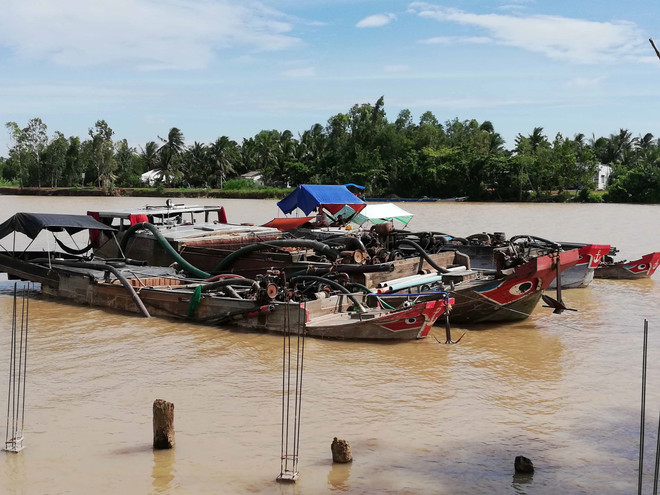 Trà Vinh: Bắt quả tang khai thác cát trái phép trên sông Cổ Chiên ảnh 1